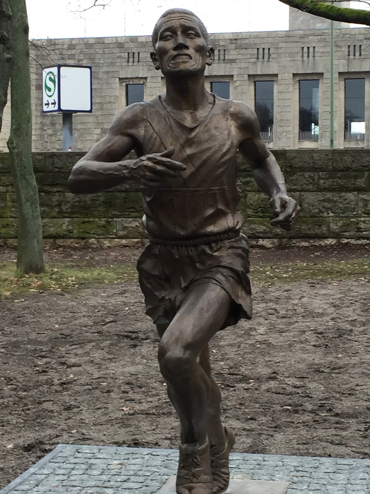 Bronze Statue of Berlin Olympic Marathon Gold Medalist Sohn